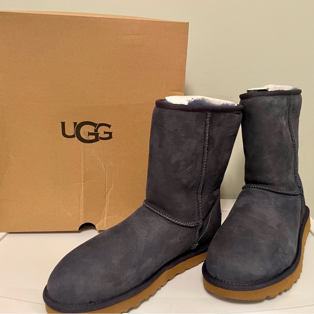 NEW in BOX! Navy Blue Women’s Classic II Short Ugg Boots – Size 8